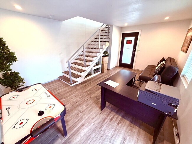 Foto del edificio - AVAILABLE NOW! Jaw Dropping 3 Story 3 Bedr...