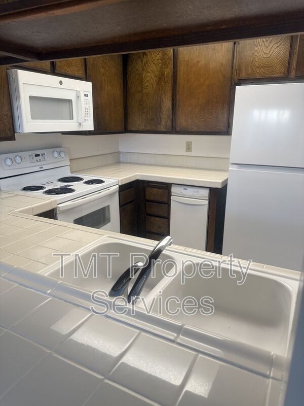 Building Photo - 413 E Rice Ranch Rd