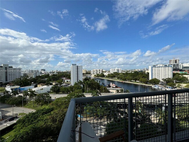 Foto del edificio - 10 SW South River Dr