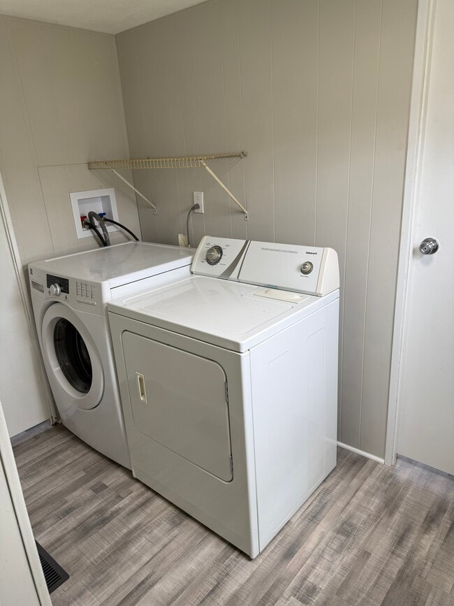 Foto del edificio - Stone Road Trailer