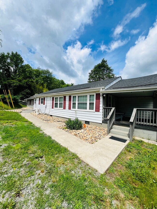 Building Photo - 305 Starnes Cove Rd
