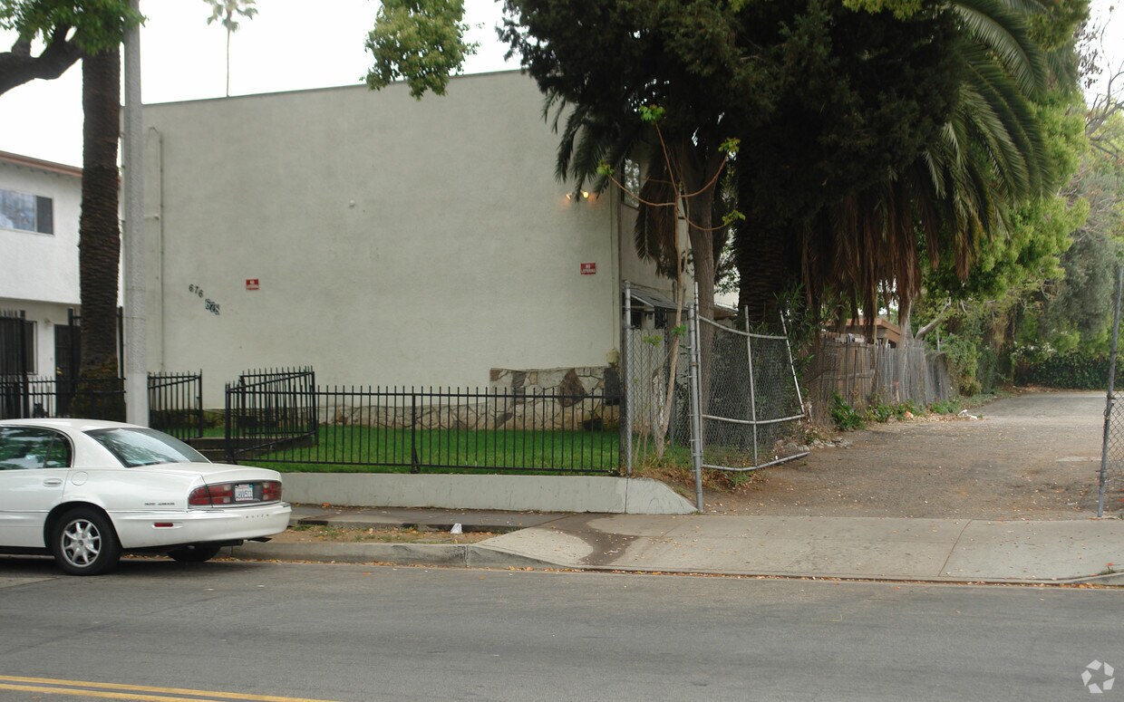 Building Photo - 626-678 Lincoln Ave