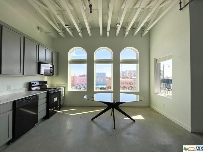 Building Photo - 301 N LBJ Dr