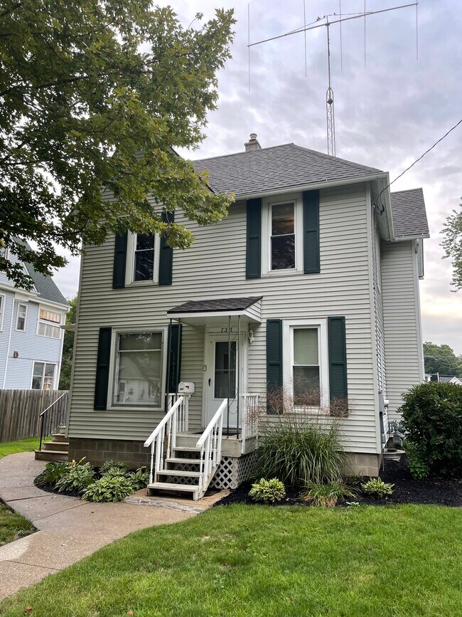 Building Photo - 722 N 6th St