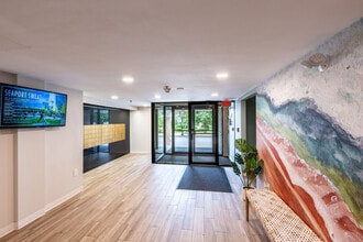 Building Photo - Broadway250