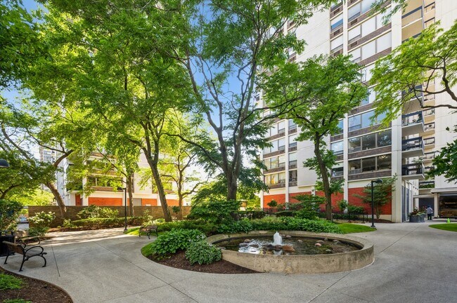 Foto del edificio - 1460 N Sandburg Terrace