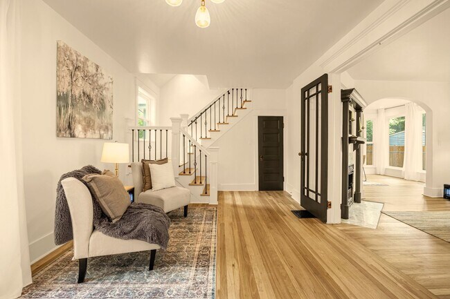 Foto del edificio - A Truly Rare Ivy Wild Opportunity — Modern Luxury Meets Charm