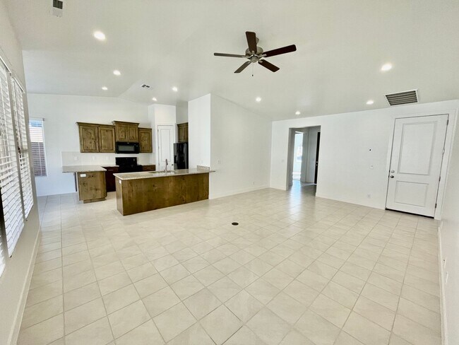 Building Photo - Lovely Three Bedroom Home in Brio