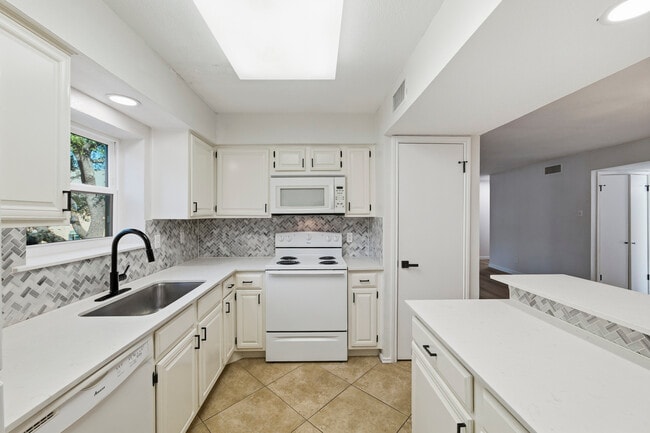 Building Photo - 15221 Berry Trail