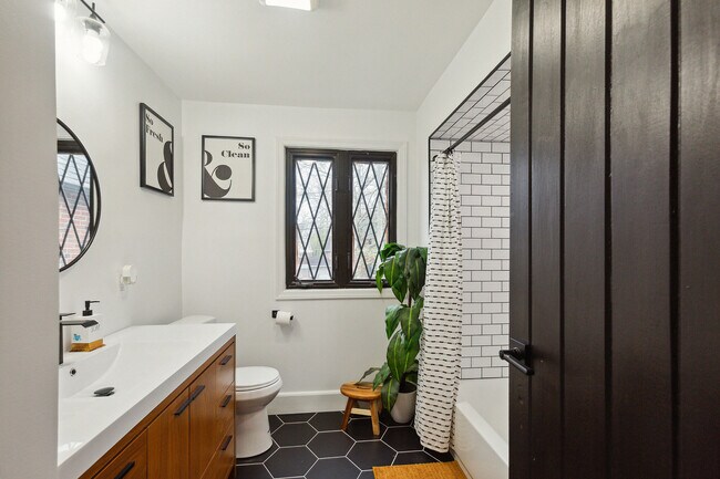 Building Photo - 408 Sanhican Dr
