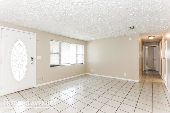 Foto del edificio - 7938 Lake Park Ct