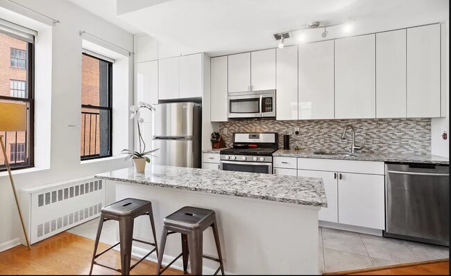 Building Photo - 67 Hudson St