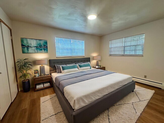 Foto del edificio - 3 Bedroom, 2 Bath! with Parking, Washer and Dryer, finished basement! (Comanche)