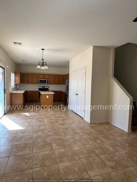 Building Photo - 5 BEDROOM SOUTH PHOENIX HOME!