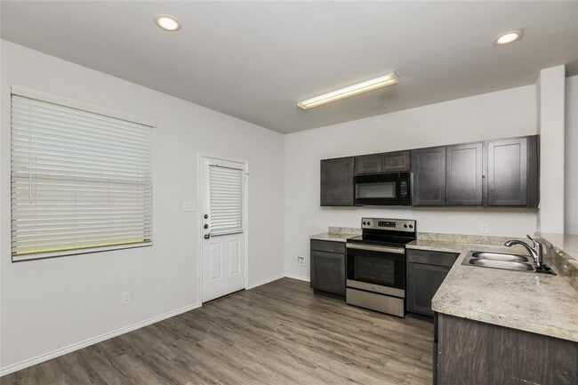 Building Photo - 8216 Runner Oak Ln
