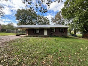 Building Photo - 410 Meadow Ln