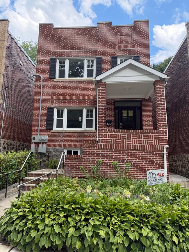 Building Photo - 630 Boulevard E