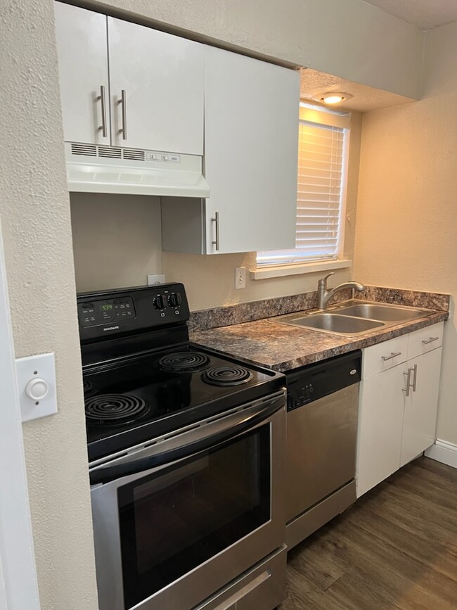 Kitchen - 4217 Avondale Ave