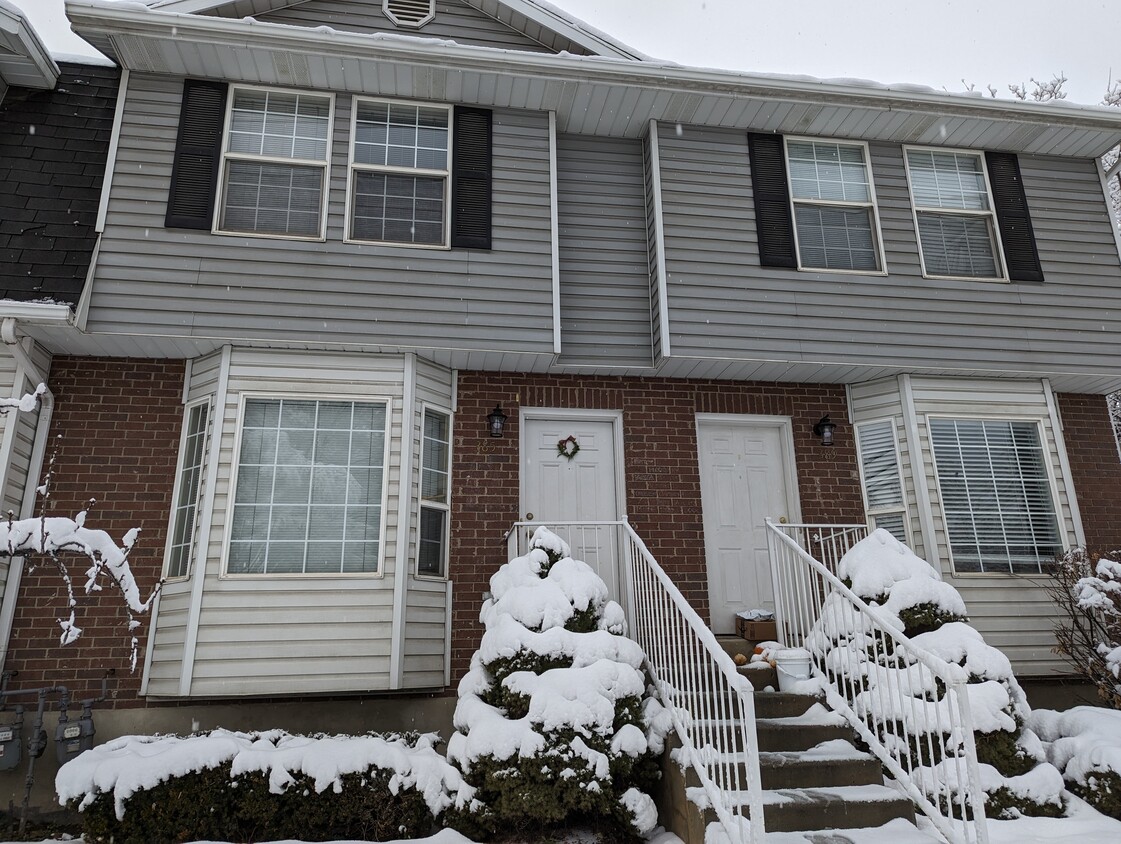 1 FEMALE CONTRACT IN PRIVATE ROOM - AVAILABLE NOW (Oakpointe Townhomes) $525/mo. + utilities/wifi 4- - 385 N 700 E