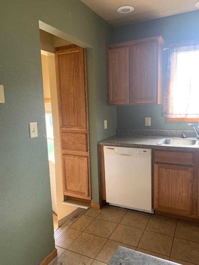 Foto del edificio - 3 Bed 1 Bath with Garage and Fenced in Yard