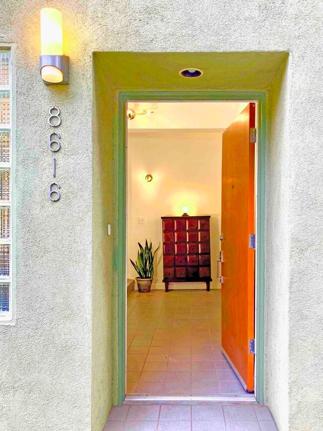 Front Door Entrance. - 8616 Wonderland Ave