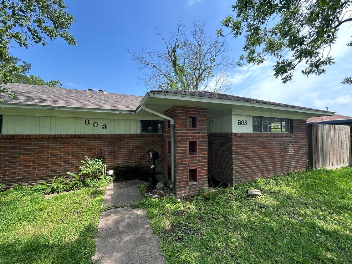 Foto principal - $100 Move In Specials