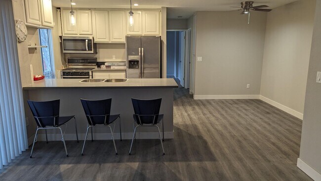 Building Photo - Parkside Ln 16182 (6 units)
