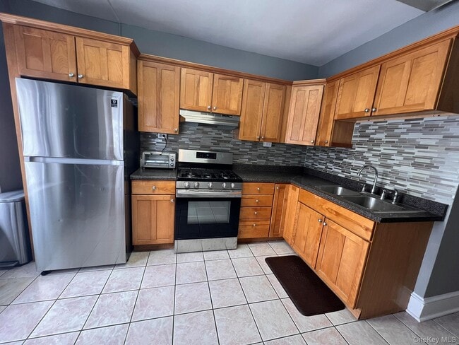 Building Photo - 2 Raymond Ave