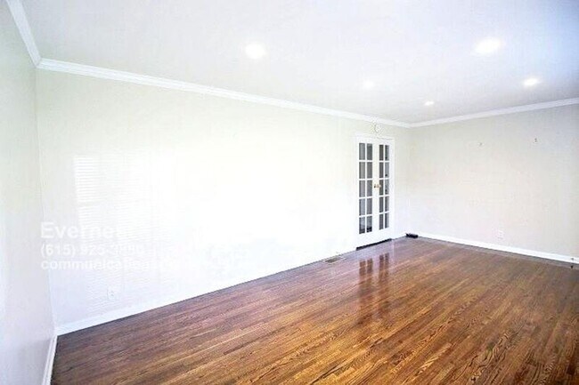 Foto del edificio - 300 Ladybird Dr