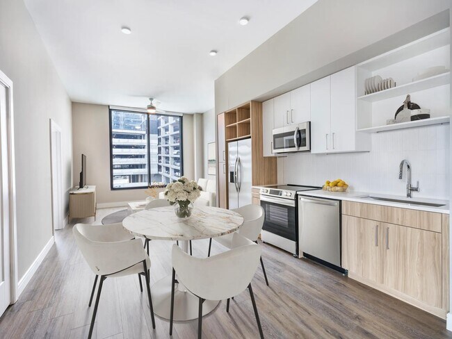 Los acabados elegantes se combinan con un diseño inteligente con gabinetes modernos, electrodomésticos de acero inoxidable y opciones de acabado adaptadas a su estilo. - Modera McGavock