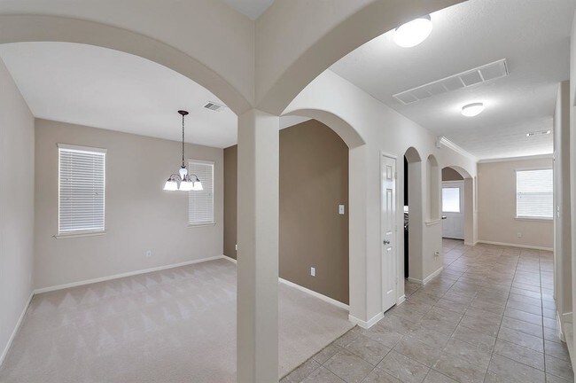 Building Photo - 6322 Wilshire Lakes