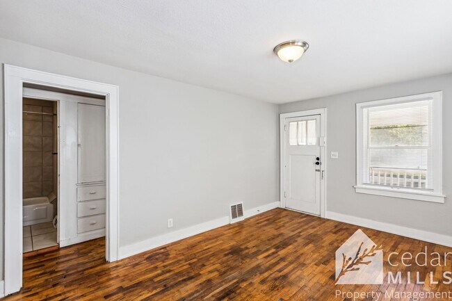 Building Photo - Great SE 3 bedroom home with many updates