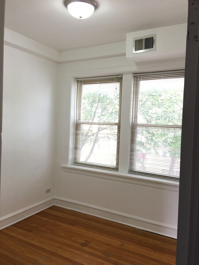 Foto del edificio - 3-Bed/1-Bath Condo Apartment  With Gorgeou...
