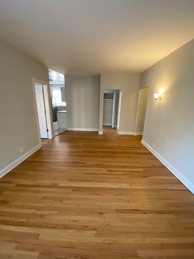 Building Photo - 732 Reba Pl