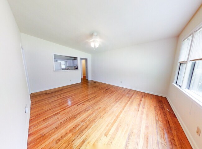 Building Photo - 1653 Mayhew St