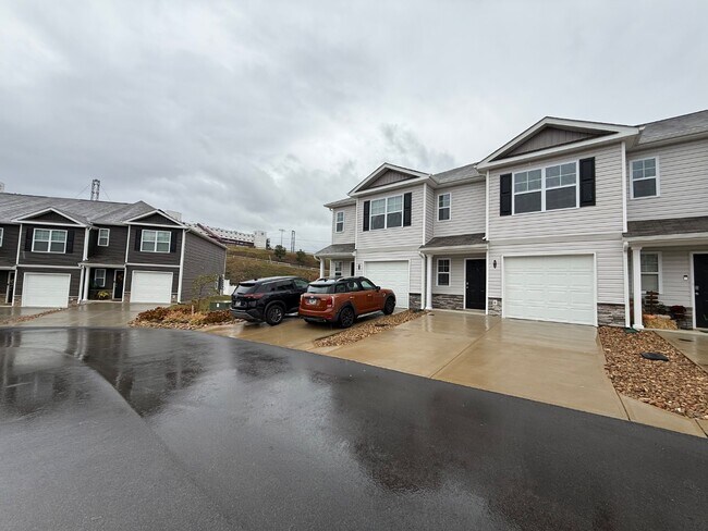 Foto del edificio - 115 Raceday Center Dr