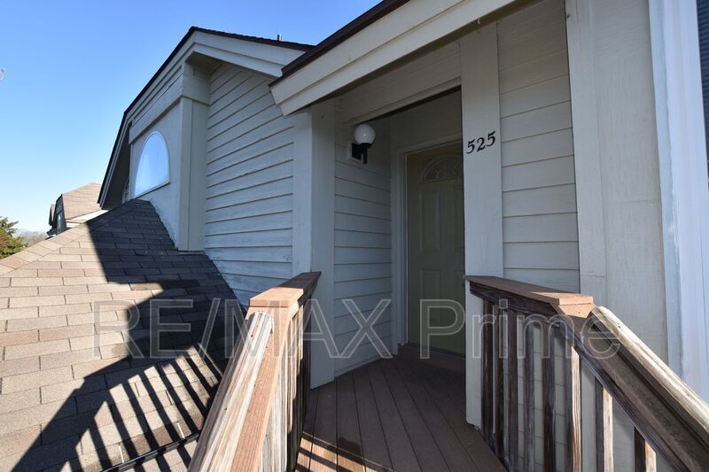 Primary Photo - 525 E Lake Cir