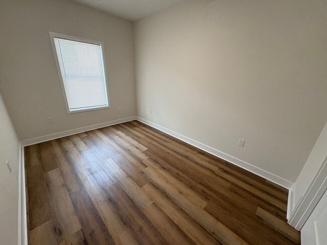 Building Photo - 185 S Barnett Shoals Rd