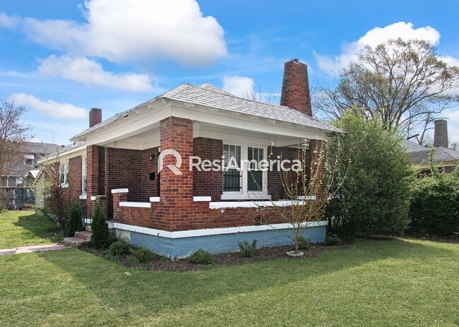 Building Photo - Classic Bungalow in a Convenient Location!