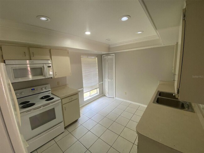 Building Photo - 2 bed 2 bath With Private Courtyard