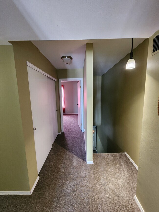 Pasillo del segundo piso que conduce al segundo dormitorio. - 4564 Ohio Ave