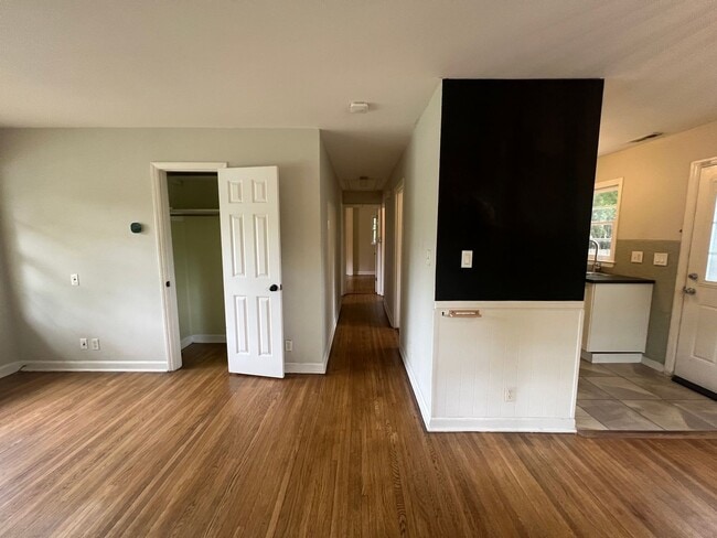 Building Photo - Cozy 2 Bedroom Minutes From Downtown