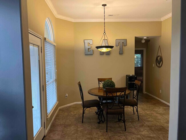 Foto del edificio - 8207 Fairgrove Park Ct