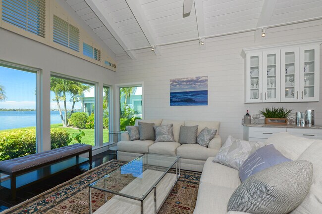 Foto del edificio - 3970 NE Breakwater Dr