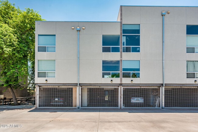 Building Photo - 727 E Portland St