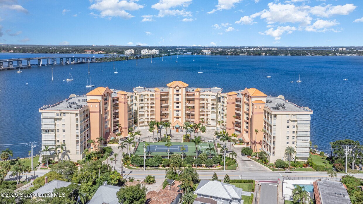 Foto principal - 104 Riverside Dr