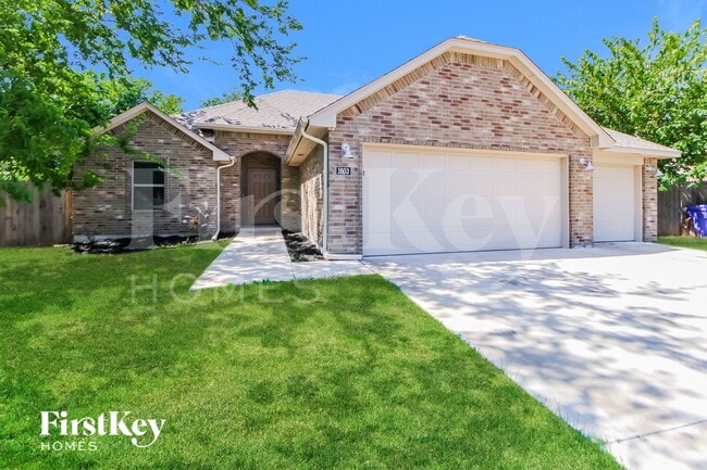 Building Photo - 1603 Village Dr