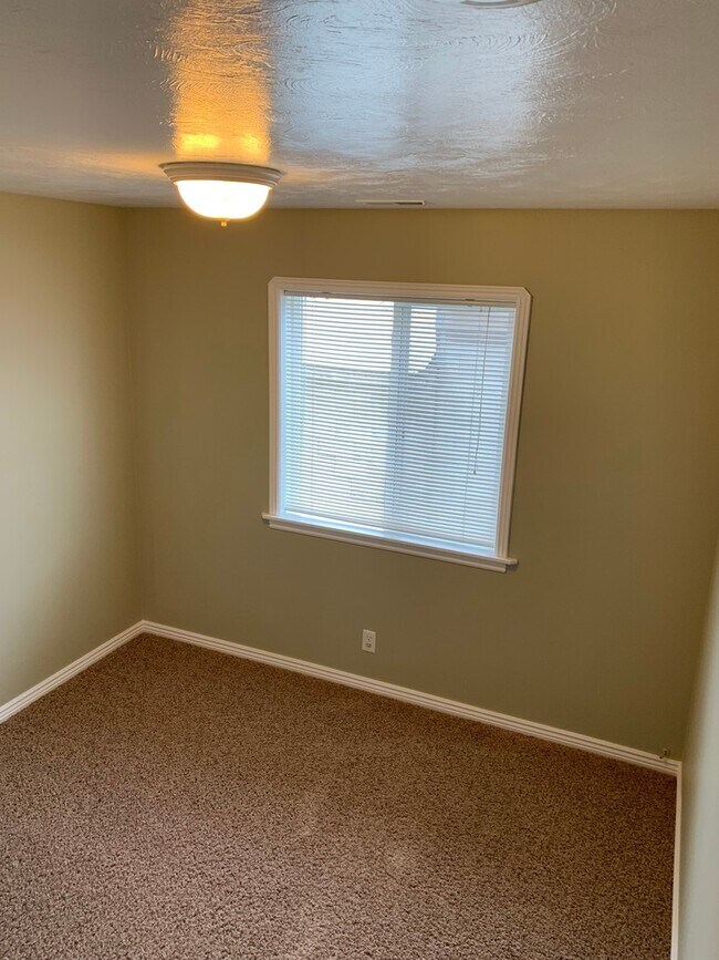 Building Photo - Super cute 2 bed, 1 bath apartment found i...