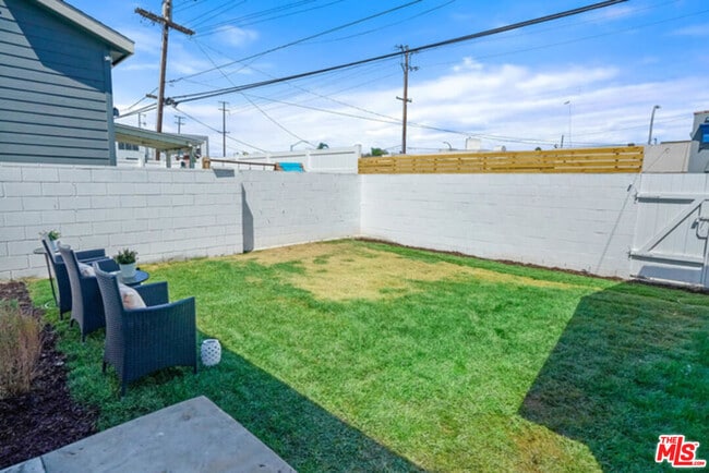 Building Photo - 3924 Tuller Ave