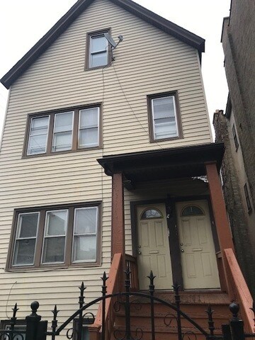 Primary Photo - 3145 N Oakley Ave